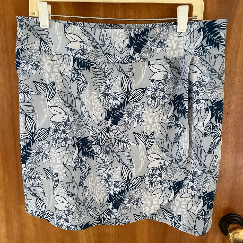 Jockey Floral Print Women’s Skort in Gray and Navy